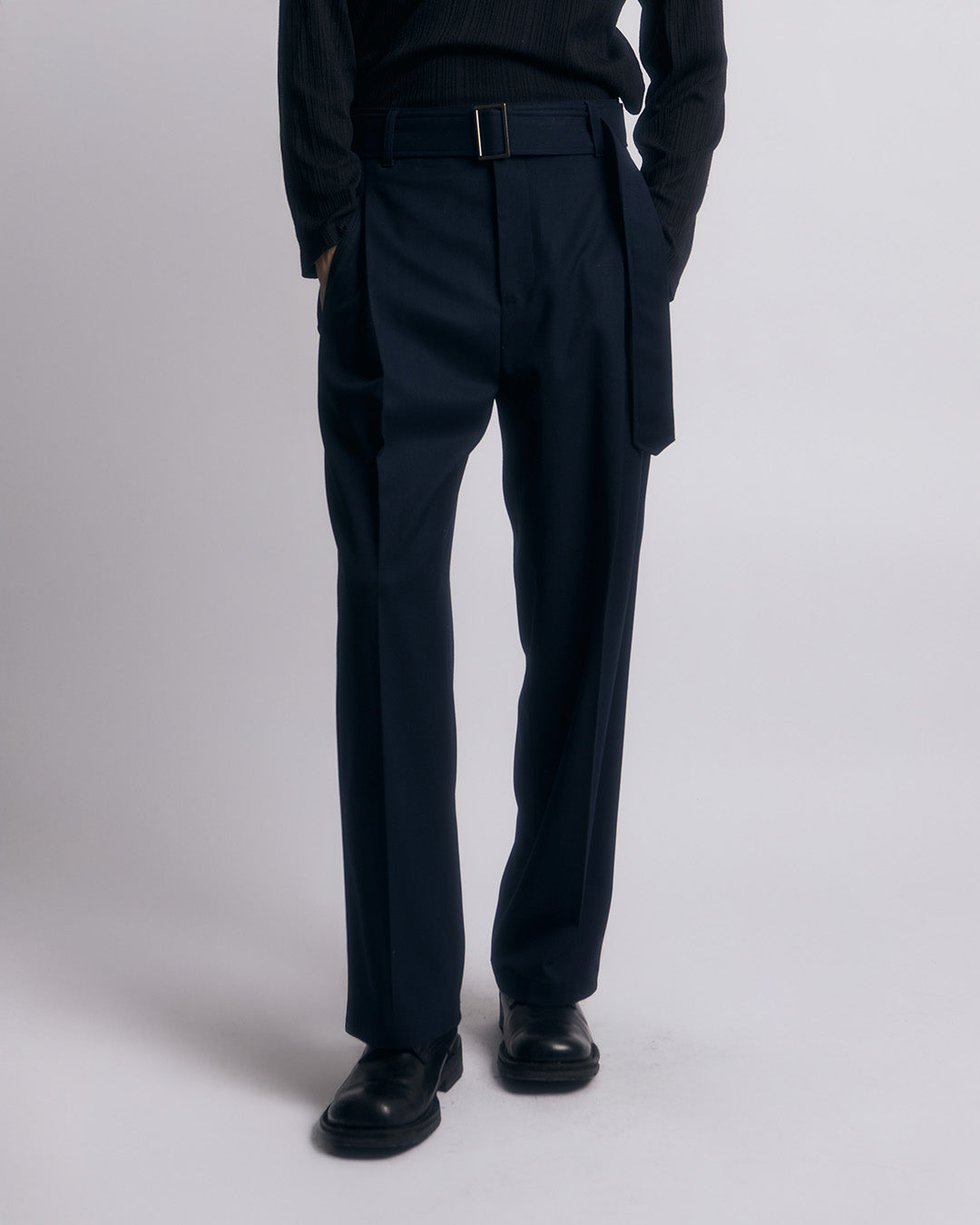 ASYMMETRIC PLEAT BELTED TROUSER -NAVY